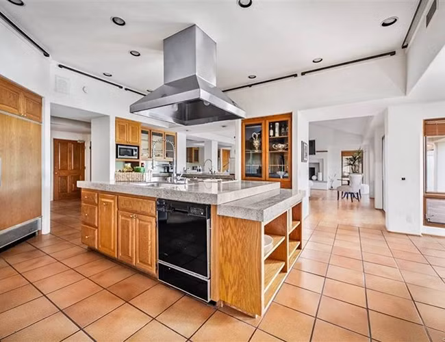 Một nhà bếp được trang bị đầy đủ tiện nghi.