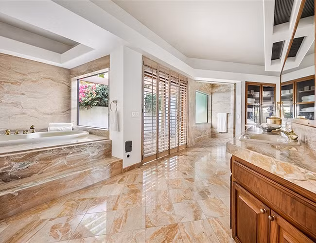 Phòng tắm phủ đá granite đắt đỏ và sang trọng.