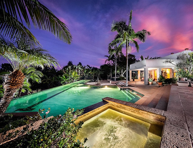 Ngôi nhà thứ hai cùng nằm trong khuôn viên có diện tích nhỏ hơn.