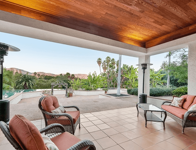 Khu vực ngoài vườn có mái che và một hồ bơi rộng 25 mét.