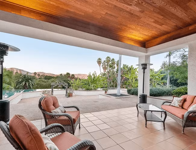 Khu vực ngoài vườn có mái che và một hồ bơi rộng 25 mét.