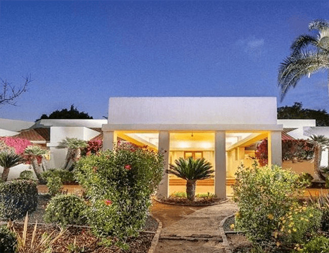 Khu biệt thự xa hoa này thuộc về ông Glen Bell, người sáng lập công ty Taco Bell từ năm 2015. Bell, qua đời năm 2010 ở tuổi 86, là người tiên phong trong sự phát triển văn hóa ẩm thực của Mexico sau khi mở chuỗi Taco Tia và El Taco vào những năm 1950. Đến năm 1962, ông thành lập Taco Bell, được PepsiCo mua lại với giá 125 triệu USD (khoảng 2875 tỷ VND) vào năm 1978.