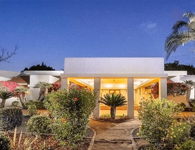 Khu biệt thự xa hoa này thuộc về ông Glen Bell, người sáng lập công ty Taco Bell từ năm 2015. Bell, qua đời năm 2010 ở tuổi 86, là người tiên phong trong sự phát triển văn hóa ẩm thực của Mexico sau khi mở chuỗi Taco Tia và El Taco vào những năm 1950. Đến năm 1962, ông thành lập Taco Bell, được PepsiCo mua lại với giá 125 triệu USD (khoảng 2875 tỷ VND) vào năm 1978.