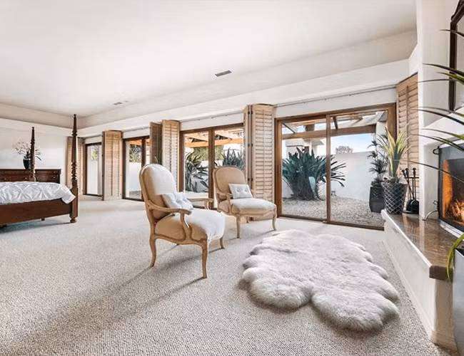 Và hai phòng nghỉ lớn hướng đến phong cách tối giản mà vẫn đầy tinh tế.