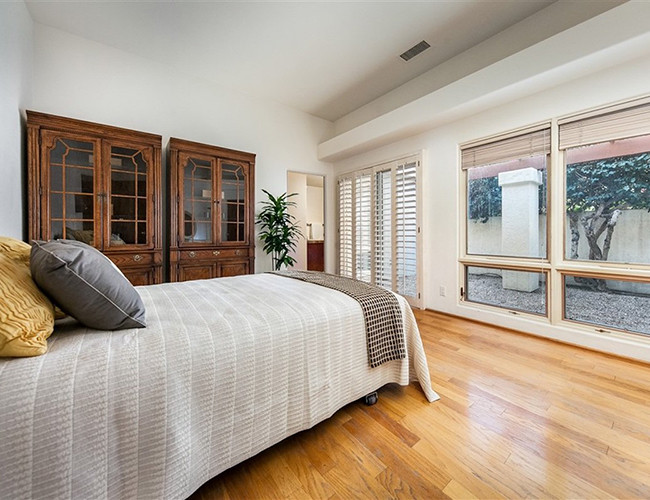 Phòng ngủ có lò sưởi và tầm nhìn hướng ra phía khu vườn xinh đẹp.