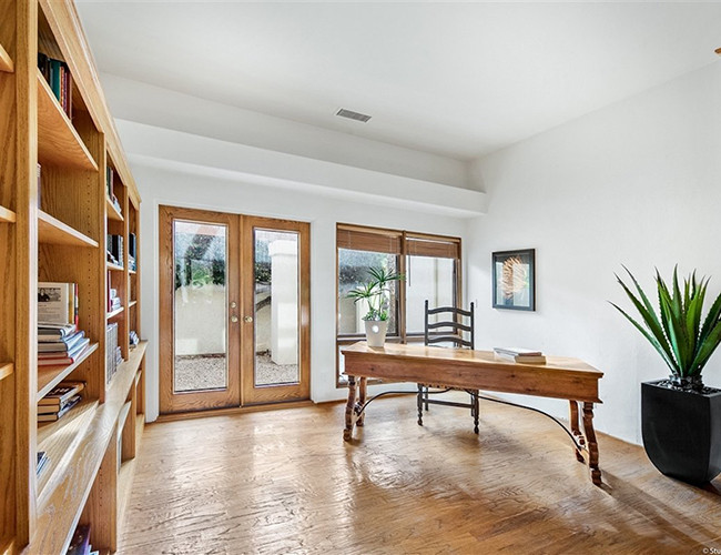 Một thư viện riêng bên cạnh không gian làm việc yên tĩnh.