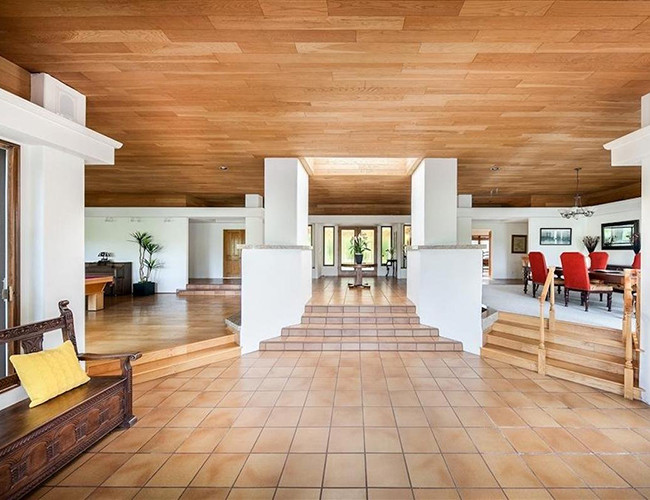 Khu dinh thự bao gồm hai ngôi nhà - một ngôi nhà rộng gần 7.500 mét vuông với hai bể bơi và một ngôi nhà rộng 4.527 mét vuông với không gian giải trí ngoài trời hiện đại. Ngôi nhà chính có năm phòng ngủ và có thể mua tách biệt giá 4 triệu USD (92 tỷ VND).