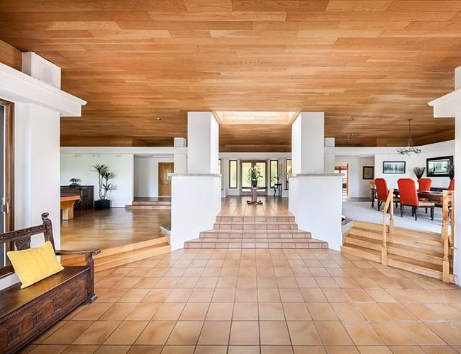 Khu dinh thự bao gồm hai ngôi nhà - một ngôi nhà rộng gần 7.500 mét vuông với hai bể bơi và một ngôi nhà rộng 4.527 mét vuông với không gian giải trí ngoài trời hiện đại. Ngôi nhà chính có năm phòng ngủ và có thể mua tách biệt giá 4 triệu USD (92 tỷ VND).