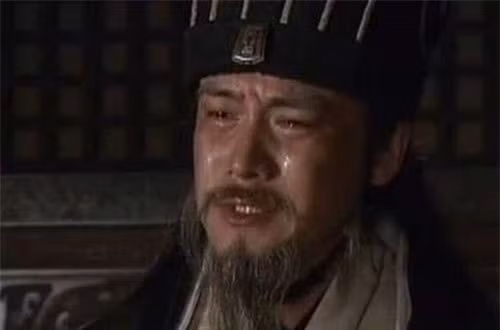 Vi sao con trai Truong Phi mat Gia Cat Luong lai tho huyet ngat di?