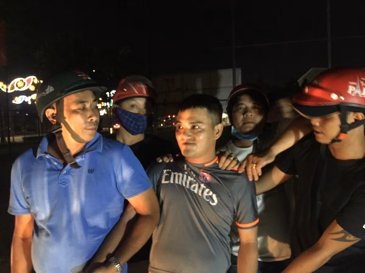 Cho xem anh nong, thieu phu bi trai la tong tien