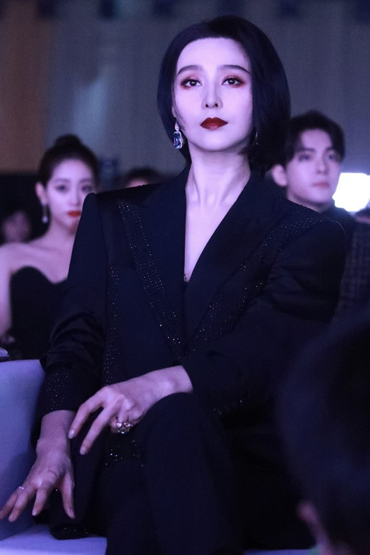 Cô mang đến cảm giác mới mẻ khi để tóc ngắn và diện bộ suit đen cá tính kết hợp cùng lối trang điểm lạnh lùng.