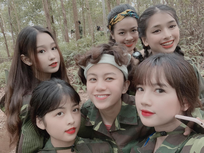 Xuất hiện trong bức ảnh tập thể của diễn viên Bảo Hân (ở giữa) trong đợt học quân sự vào tháng 7, Đặng Thái Thảo Nguyên (ngoài cùng, bên phải) thu hút sự chú ý bởi ngoại hình nổ bật. Cô nàng nữ sinh quê Hà Tĩnh của ĐH Sân khấu Điện ảnh Hà Nội nhanh chóng được nhiều người tìm kiếm thông tin.