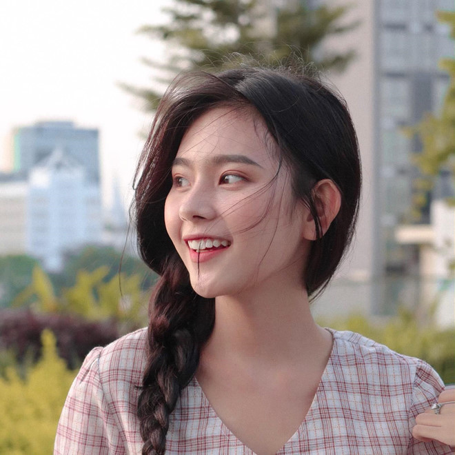 Năm 2017, 9X là gương mặt nổi bật trong dàn thí sinh thi Miss Teen. Không chỉ xinh đẹp, Tuyền còn có bảng thành tích học tập đáng nể. Cô là học sinh giỏi 12 năm liền và đạt giải ba Học sinh giỏi môn Sinh cấp thành phố năm 2016. Hiện bên cạnh việc học, Minh Tuyền còn là người mẫu look book cho nhiều thương hiệu thời trang ở Sài Gòn.