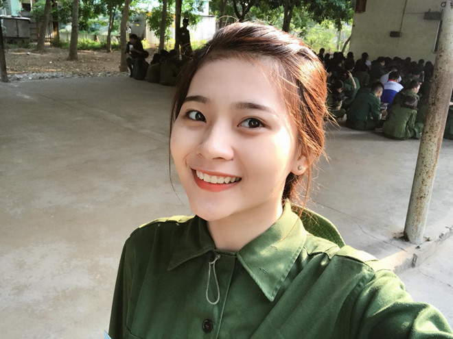 Nguyễn Thị Minh Tuyền (sinh năm 1999) là sinh viên chuyên ngành Thẩm định giá của ĐH Kinh tế TP.HCM. Cô nàng được mệnh danh "hot girl quân sự" với bức ảnh selfie xinh xắn từng gây chú ý trên các diễn đàn.