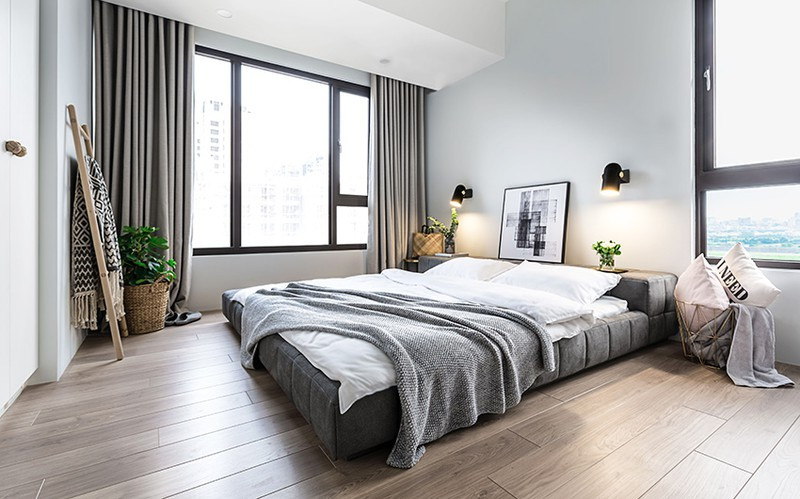 Thiết kế giường bọc nệm thấp nhưng đủ êm ái và ấm áp cho đôi vợ chồng tận hưởng những tháng ngày hạnh phúc.