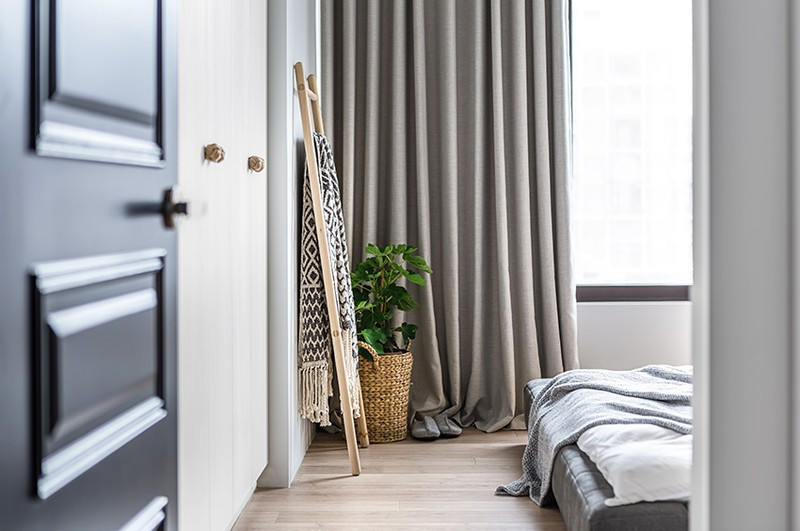 Phòng ngủ chính đặt ở cuối nhà là không gian riêng tư dành cho đôi vợ chồng trẻ.