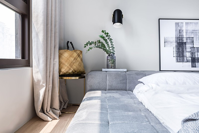 Rèm cửa cùng cây xanh trang trí mang chút không khí lãng mạn trong căn phòng.