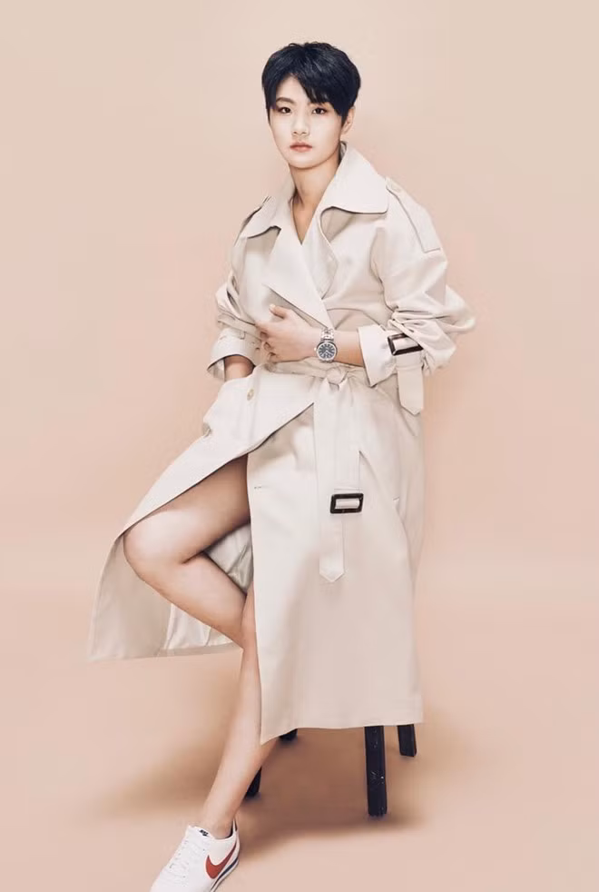 Lần hiếm hoi Sung-hyun xuất hiện với tạo hình nữ tính. Nhờ vẻ ngoài thanh tú, 9X dù diện trang phục khỏe khoắn hay nữ tính đều nhận được nhiều lời khen từ người hâm mộ.