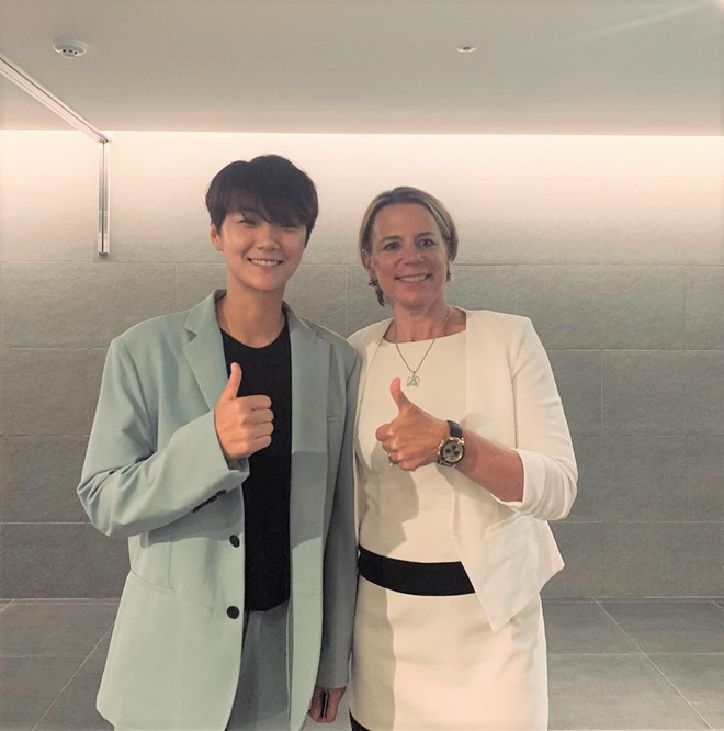 Nhiều người nhận xét nụ cười "tỏa nắng" chính là điểm nổi bật, gây thương nhớ nhất ở nữ golf thủ 26 tuổi. Bên cạnh đó, mái tóc ngắn gọn gàng càng khiến trông cô có vẻ ngoài như một "mỹ nam".