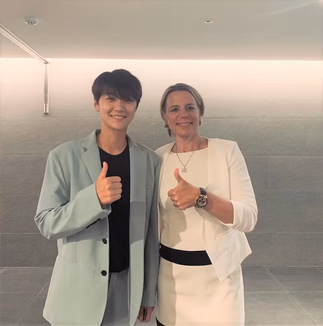 Nhiều người nhận xét nụ cười "tỏa nắng" chính là điểm nổi bật, gây thương nhớ nhất ở nữ golf thủ 26 tuổi. Bên cạnh đó, mái tóc ngắn gọn gàng càng khiến trông cô có vẻ ngoài như một "mỹ nam".