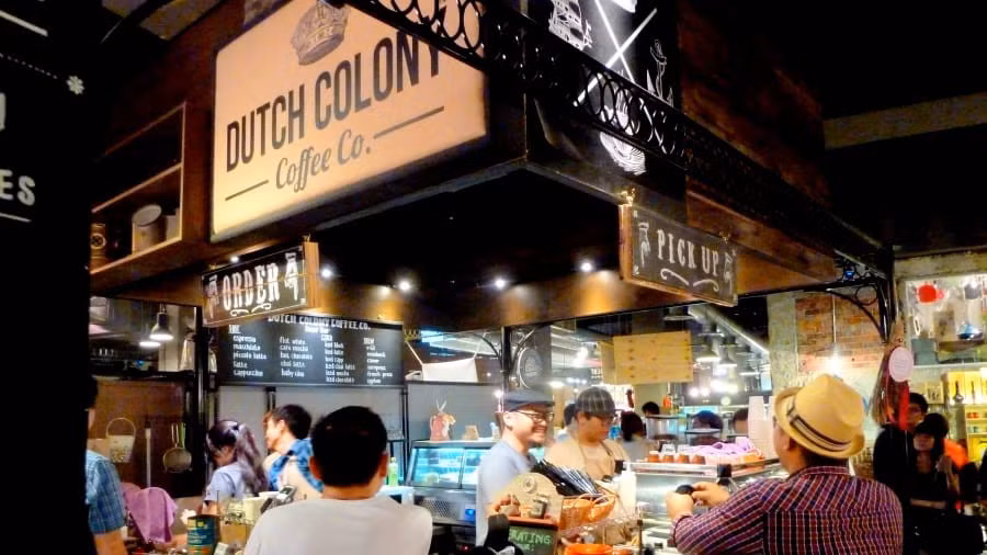 Nghệ thuật pha chế là một trong những đặc sắc của cà phê Singapore. Ảnh: CNN