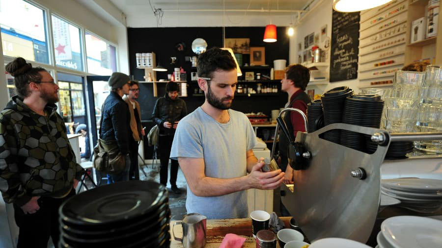 Nổi tiếng với trà nhưng cà phê cũng đã trở nên phổ biến tại London từ những năm 1990. Ảnh: CNN