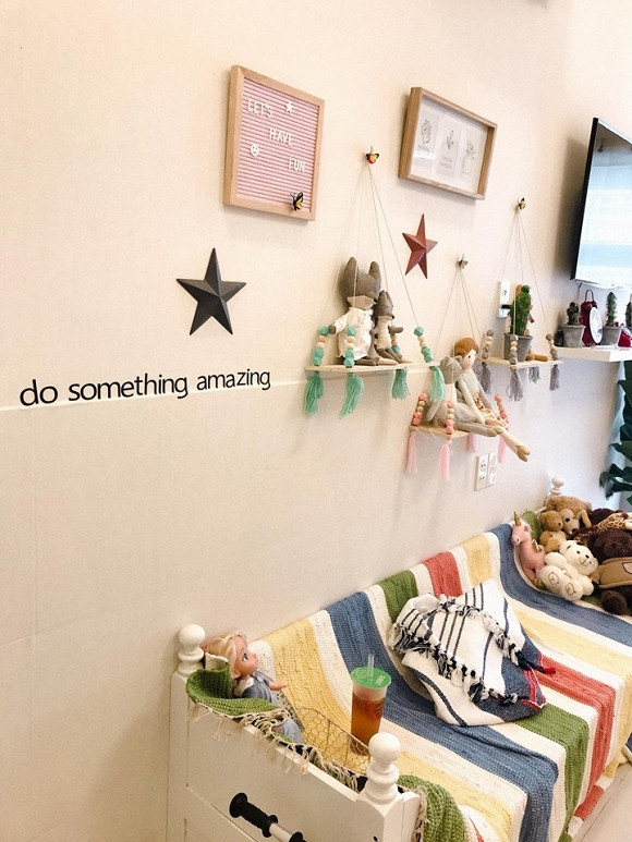 Trong căn phòng đồ chơi của con gái Phương Vy idol, có giường ngủ hai tầng thiết kế như một ngôi nhà nhỏ để con gái có thể ngủ và chơi cầu trượt. Ngoài ra, căn phòng thiết kế rất nhiều món đồ chơi đáng yêu và hình ảnh của con gái cô.