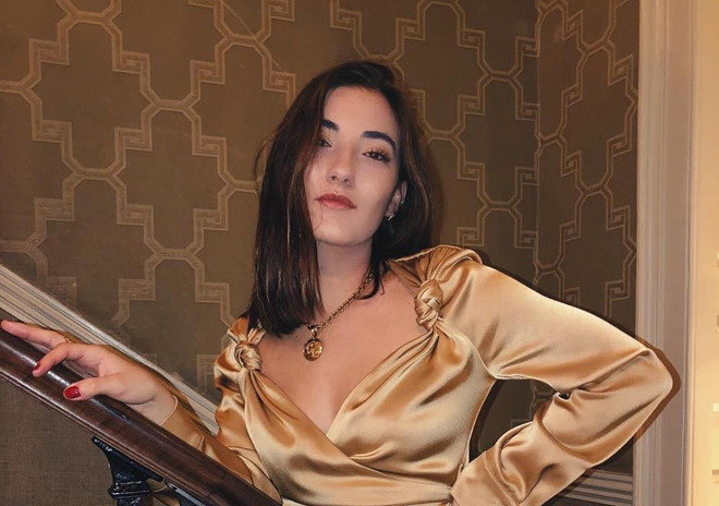 Matilde Mourinho (sinh năm 1996) là con gái lớn của cựu HLV Manchester United Jose Mourinho. Cô sở hữu nét đẹp đặc trưng của phụ nữ Nam Âu như làn da rám nắng khỏe khoắn và vóc dáng gợi cảm. Ái nữ của cựu cầu thủ và HLV người Bồ Đào Nha thường khoe những bức ảnh quyến rũ trên trang cá nhân, nhận được sự chú ý từ công chúng.