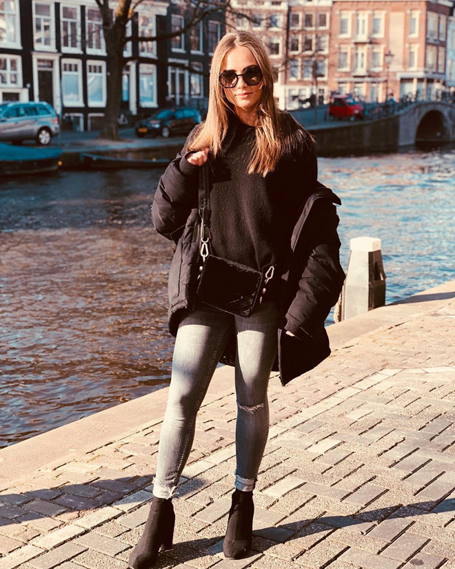 Estelle là hot girl nổi tiếng ở xứ sở hoa Tulip. Tại trang cá nhân, cô thường xuyên chia sẻ ảnh bên gia đình. 9X cũng đi du lịch ở nhiều nơi trên thế giới.