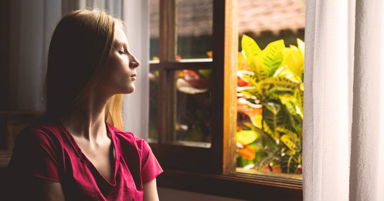 Nghỉ ngơi hợp lý: Cơ thể cần đủ thời gian để có thể tự chữa lành một số tổn thương da và duy trì làn da khỏe mạnh. Hãy cố gắng nghỉ ngơi đầy đủ. Khi nghỉ ngơi, hệ miễn dịch được phục hồi và khả năng kháng các vi khuẩn gây mụn sẽ tốt hơn.