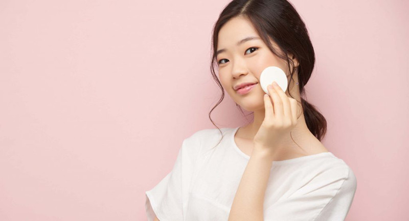 Sử dụng Toner: Toner là bước chăm sóc da “bắt buộc” trong những tháng Hè. Một loại toner tốt sẽ giúp làn da sạch dầu. Nó cũng giúp làm se lỗ chân lông. Hãy tập trung vào vùng chữ T, nơi tiết nhiều dầu nhất.