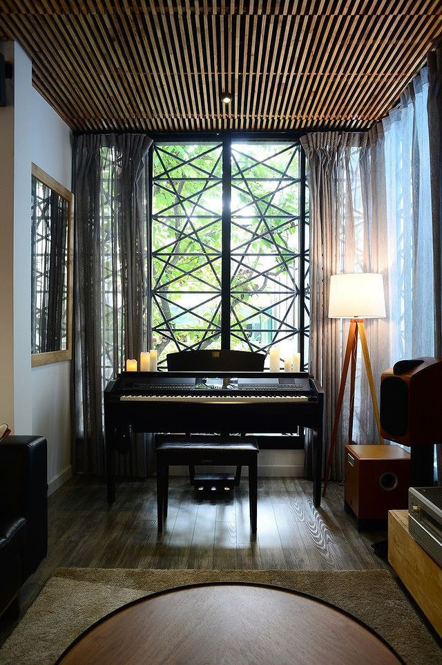 Khu vực thư giãn của gia đình hướng ra khung cảnh thiên nhiên lãng mạn phía trước.