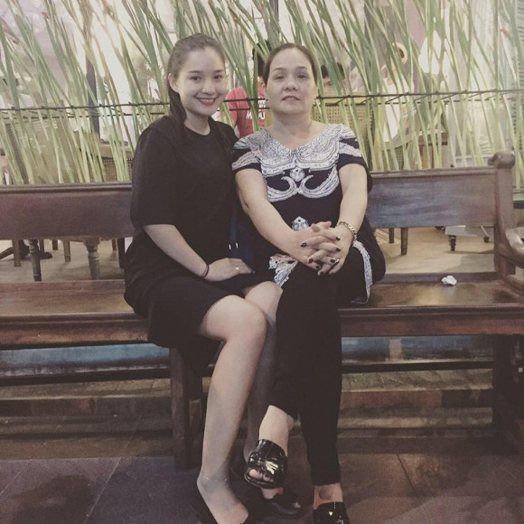 Cô giữ mối quan hệ rất tốt với gia đình của chồng quá cố.