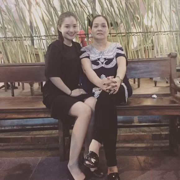 Cô giữ mối quan hệ rất tốt với gia đình của chồng quá cố.