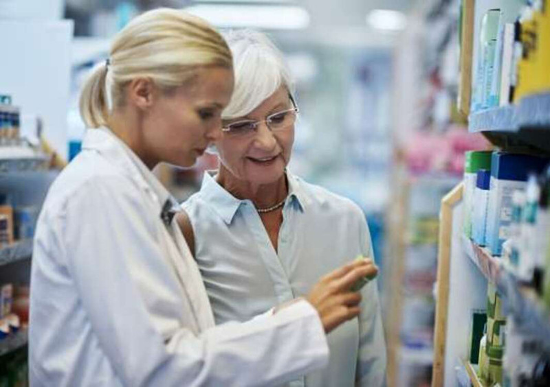 Tham khảo ý kiến giữa bác sĩ và dược sĩ: Đối với những người có thói quen tự mua thuốc về dùng, họ thường chỉ hỏi dược sĩ về tác dụng của thuốc và tự dùng mà không hỏi ý kiến của bác sĩ. Điều này có thể gây nguy hiểm nghiêm trọng đến sức khỏe và tính mạng.