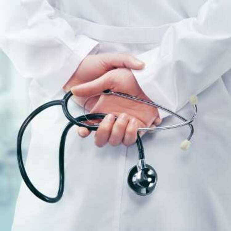 Xem xét nhãn thuốc trước khi mua: Khi mua bất kỳ loại thuốc hay thực phẩm chức năng nào, bạn cần xem xét kỹ nhãn bao bì và hướng dẫn sử dụng thuốc. Bởi trong hướng dẫn sử dụng bao giờ cũng có khuyến cáo với người dùng, như thuốc có dùng cho người bệnh tim, người đang mang thai, trẻ em hay ảnh hưởng tới sức khỏe tâm thần hay không...