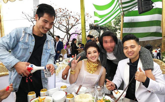 Loa mat voi hinh anh co dau xinh dep deo vang triu co