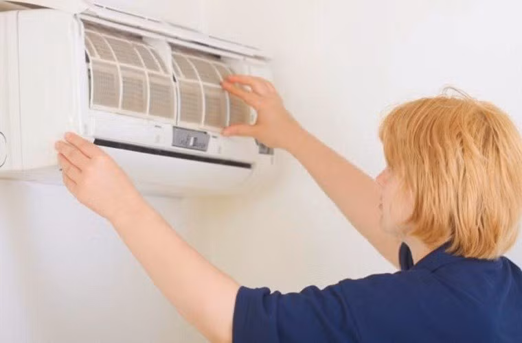 10. Sử dụng quạt kết hợp cùng với máy lạnh: Mặc dù chúng ta dùng máy lạnh để làm mát, tuy nhiên quạt sẽ giúp lưu thông khí mát trong phòng, bạn không cần phải giảm nhiệt độ xuống quá thấp, nhờ đó tốn ít điện hơn.