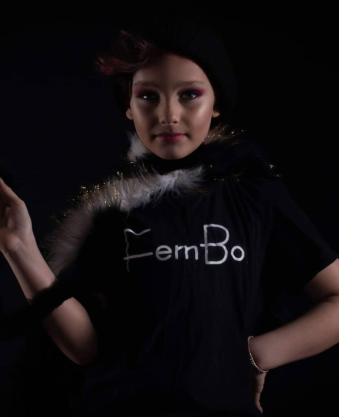 Đam mê của Mélancon-Golden được gia đình hoàn toàn ủng hộ. Jess Melancon - mẹ của cậu bé - chia sẻ: “Nemis là một đứa bé sáng tạo và có tính hiếu kỳ. Thằng bé thích quần áo con gái vì thấy nó vừa vặn và phù hợp hơn so với đồ con trai”.