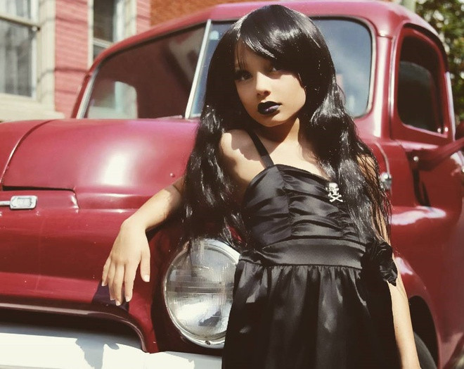 10X bắt đầu bộc lộ tính cách và đam mê của mình từ năm 6 tuổi khi thích nhảy và tập hát nhép những ca khúc của Ariana Grande trong bộ váy màu hồng. Cậu bé có màn trình diễn công khai đầu tiên trong vai trò drag queen từ năm 8 tuổi.