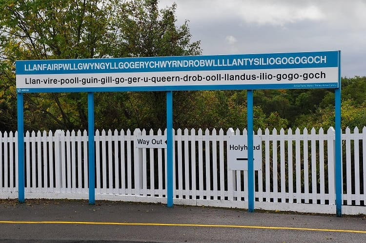 Llanfair­pwllgwyngyll­gogery­chwyrn­drobwll­llan­tysilio­gogo­goch: Ngôi làng ở xứ Wales với cái tên 58 ký tự cán đích ở vị trí thứ 2. Xét riêng khu vực châu Âu, làng này dẫn đầu danh sách những địa điểm có tên dài nhất. Tên ngôi làng thường được gọi tắt là Llanfair PG hoặc Llanfairpwll. Ảnh: STSTW.