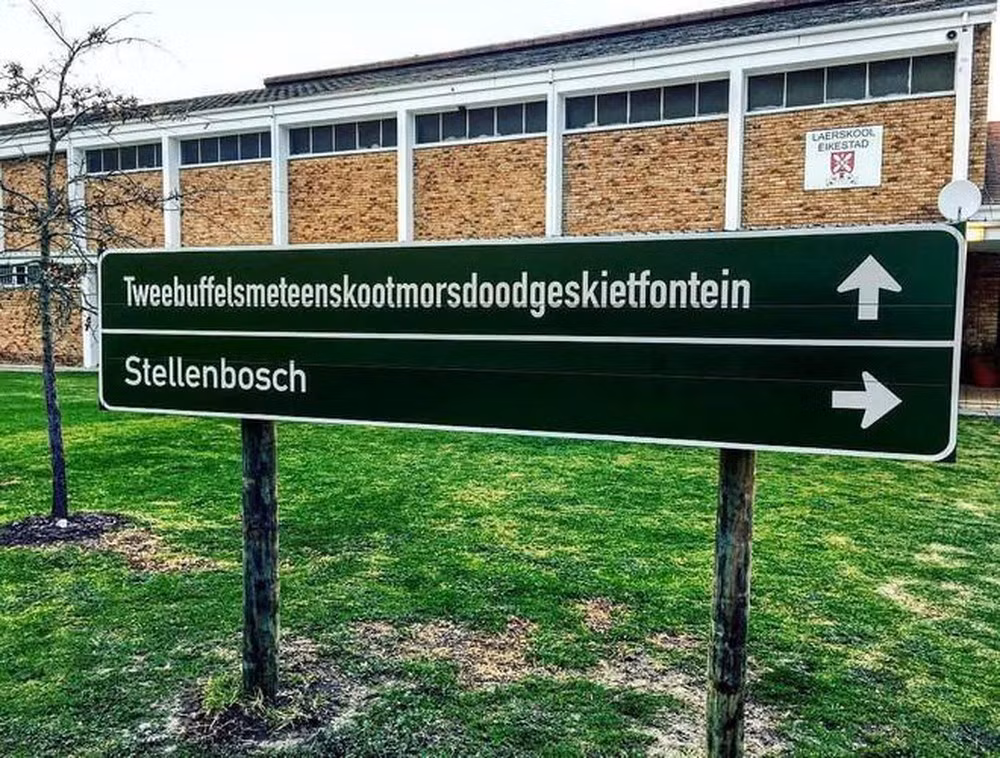 Tweebuffelsmeteenskootmorsdoodgeskietfontein: Đứng sát Azpilicuetagaraycosaroyarenberecolarrea là Tweebuffelsmeteenskootmorsdoodgeskietfontein, một địa điểm với 44 ký tự. Đây là cánh đồng ở vùng Tây Bắc Nam Phi. Cái tên này mang ý nghĩa "Dòng suối nơi 2 con trâu bị giết chỉ với một viên đạn". Vùng đất này cũng giữ vị trí dẫn đầu trong danh sách những cái tên một từ dài nhất châu Phi. Anton Goosen, nhạc sĩ Nam Phi, từng đặt tên một bài hát trong album Putonnerwater là "Tweebuffelsmeteenskootmorsdoodgeskietfontein". Ảnh: Alcherton.