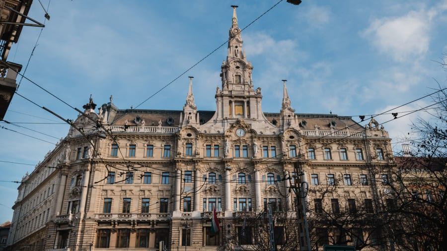 Nằm trên đại lộ Erzsébet Korút đông đúc của Budapest, mỗi ngày quán cà phê đón tiếp khoảng 2.000 khách tới từ khắp nơi trên thế giới.