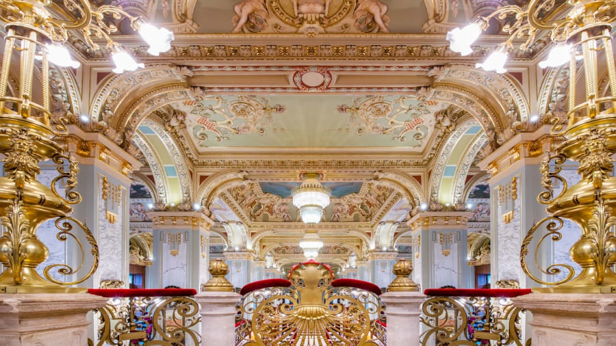 Khi đặt chân tới, khách hàng sẽ chủ yếu dạo quanh quán để chiêm ngưỡng các tác phẩm nghệ thuật, cột đá cẩm thạch hoặc các thiên thần điêu khắc trên trần nhà.