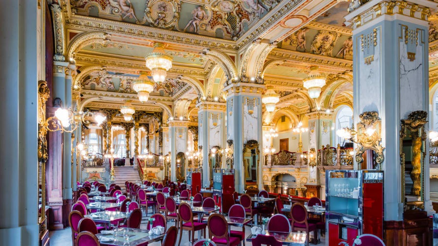 New York Cafe sử dụng kiến trúc La Mã Phục Hưng cổ kính, sang trọng. Trên trần nhà là những chiếc đèn chùm lớn cùng nhiều bức tranh bích họa tráng lệ.