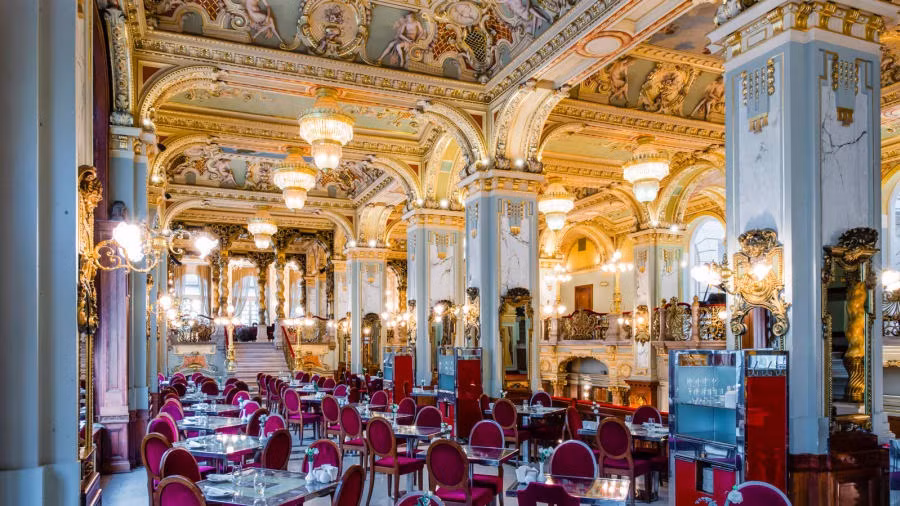 New York Cafe sử dụng kiến trúc La Mã Phục Hưng cổ kính, sang trọng. Trên trần nhà là những chiếc đèn chùm lớn cùng nhiều bức tranh bích họa tráng lệ.