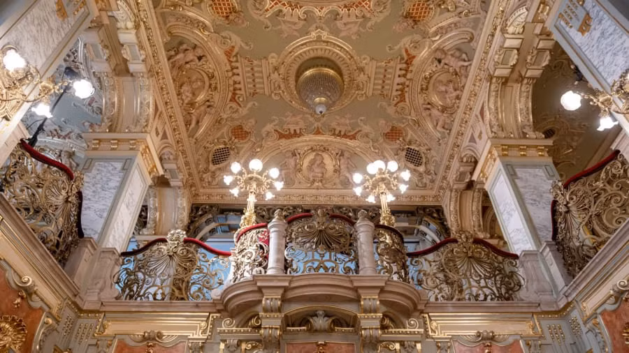 Quán từng bị đóng cửa một thời gian dài khi tình hình chính trị ở Hungary biến động. Tuy nhiên, nơi đây mở cửa trở lại từ năm 2006.