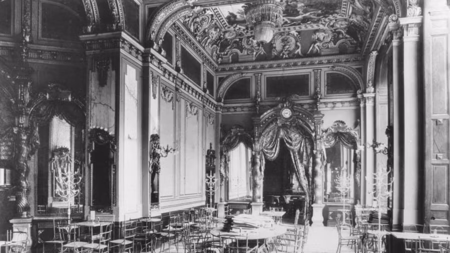 Lịch sử của quán bắt đầu từ năm 1894, khi Công ty bảo hiểm nhân thọ New York quyết định xây dựng một quán cà phê trong trụ sở tại châu Âu. Mặc dù đã xuất hiện ở Hungary từ thế kỷ 16, nhưng đến tận năm 1864, cà phê mới được ưa chuộng rộng rãi.