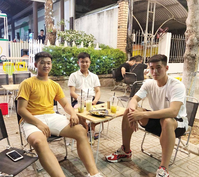 Cầu thủ 9X chuộng mặc áo phông, quần shorts và sneakers thoải mái mỗi khi xuống phố tụ tập cùng bạn bè. Chiếc áo phông trắng Tấn Sinh diện nhìn khá đơn giản nhưng có giá 990.000 đồng.