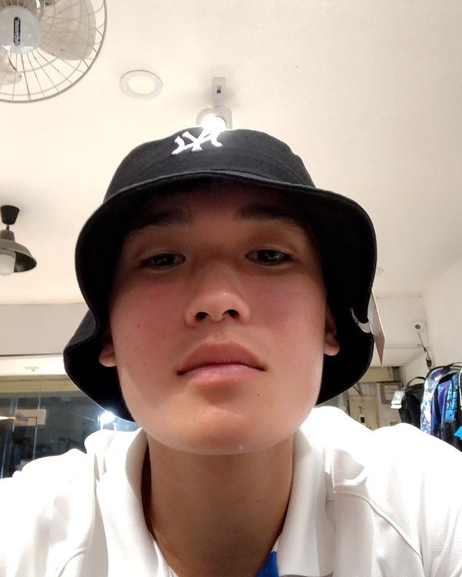 Giống nhiều cầu thủ Việt Nam, thương hiệu thời trang khá được Tấn Sinh ưa chuộng chính là MLB. Trong khi đa số thường diện mũ lưỡi trai, chân sút trẻ lại có lựa chọn mới mẻ hơn đó là mũ tai bèo "chất ngầu". Item giống Tấn Sinh được bán với giá khoảng 1,2 triệu đồng trên trang web chính thức của hãng.